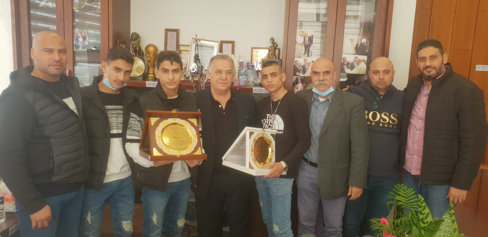 علي سلّام رئيس بلدية الناصرة  يكرم أبطال نادي نجوم الناصرة – الكفوف الذهبية-2
