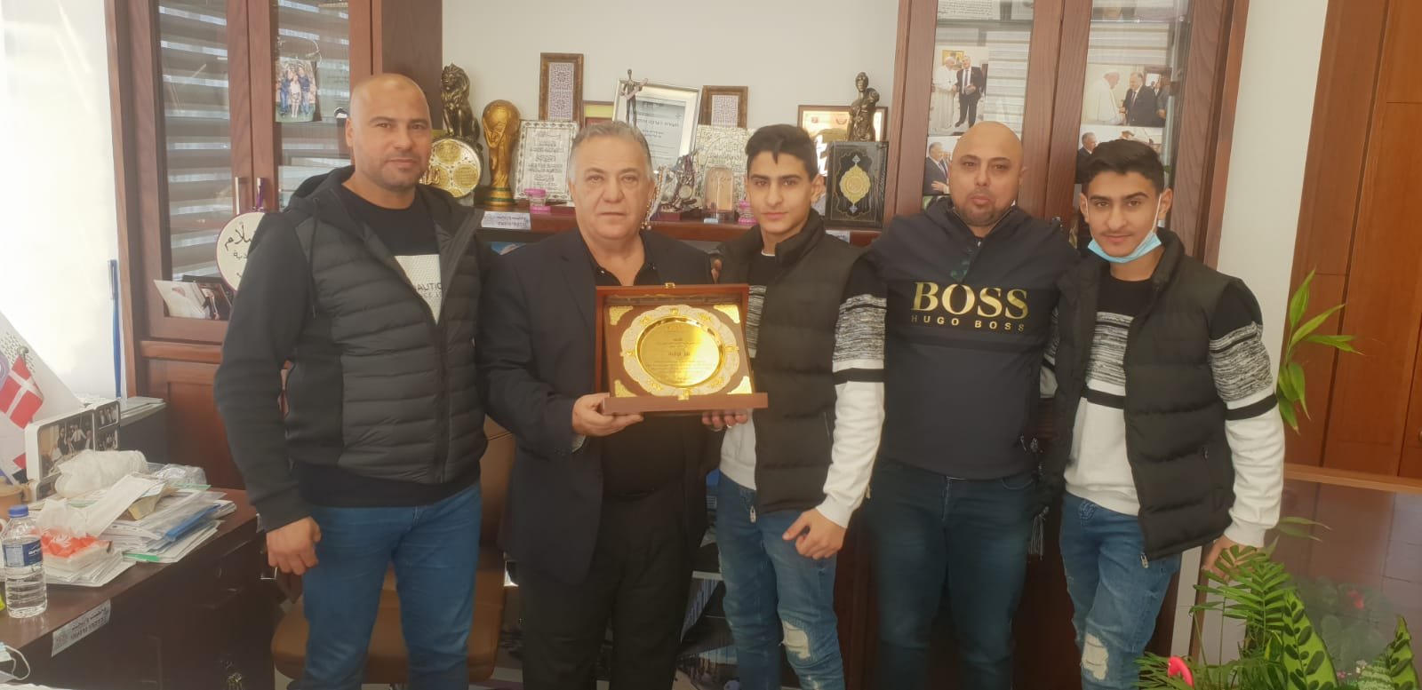علي سلّام رئيس بلدية الناصرة  يكرم أبطال نادي نجوم الناصرة – الكفوف الذهبية-3