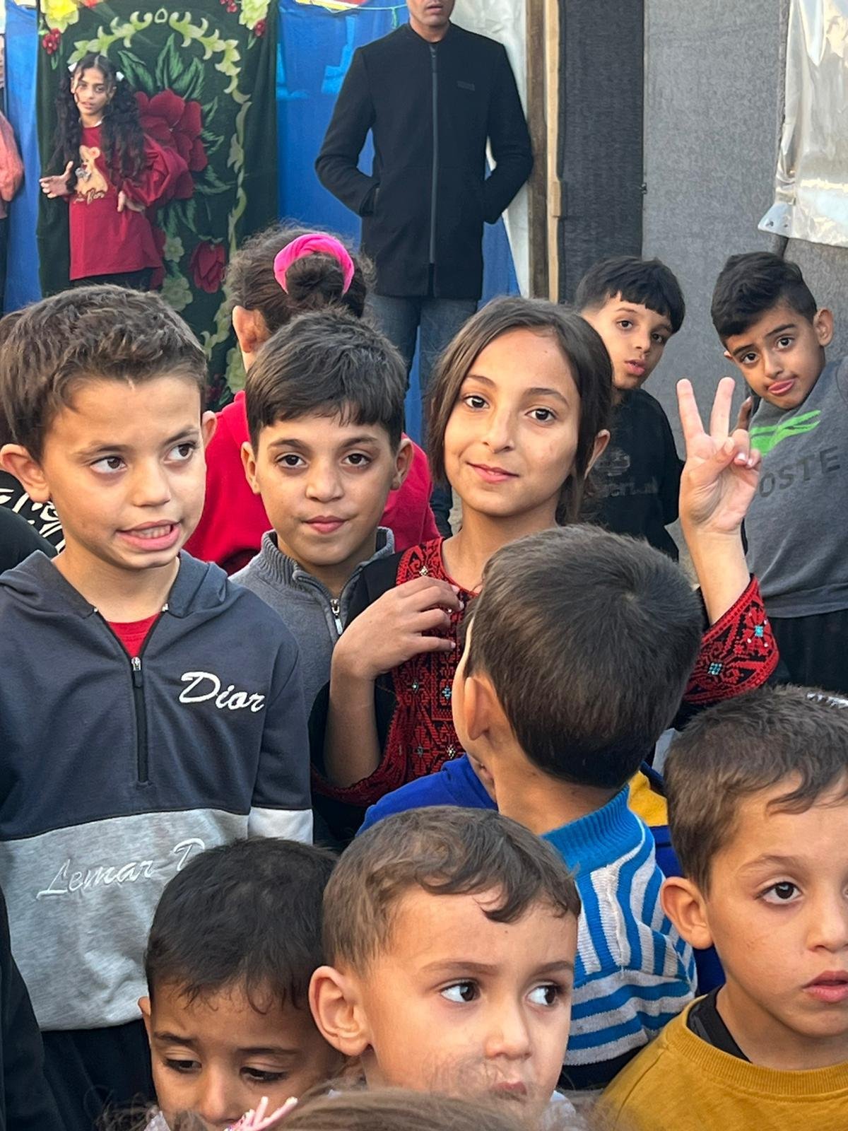 هيفاء وهبي ترسم الابتسامة على وجوه أطفال غزة-3
