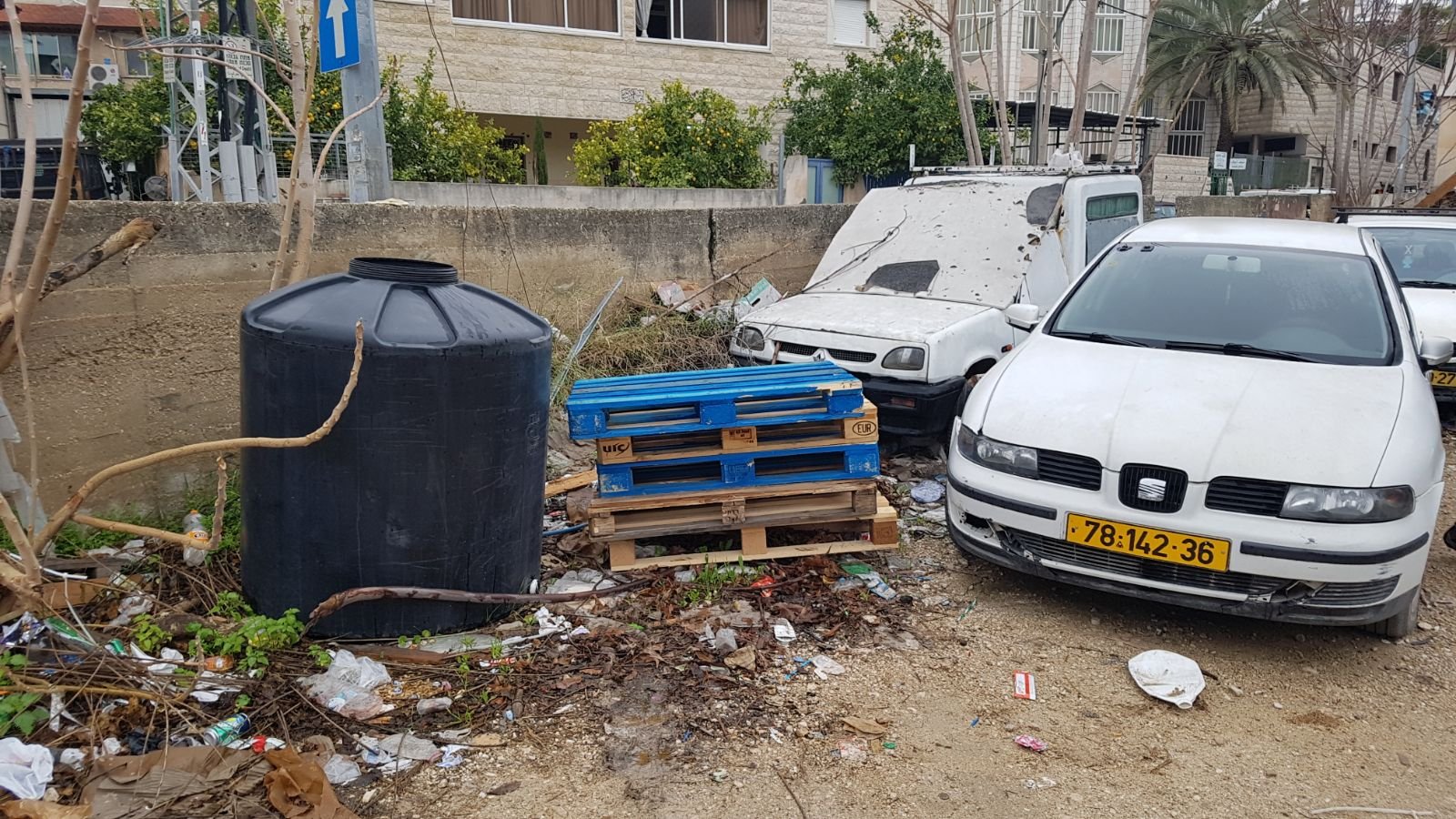 وحدة البيئة في بلدية الناصرة وحملة تنظيف واخلاء مركبات قديمة-7