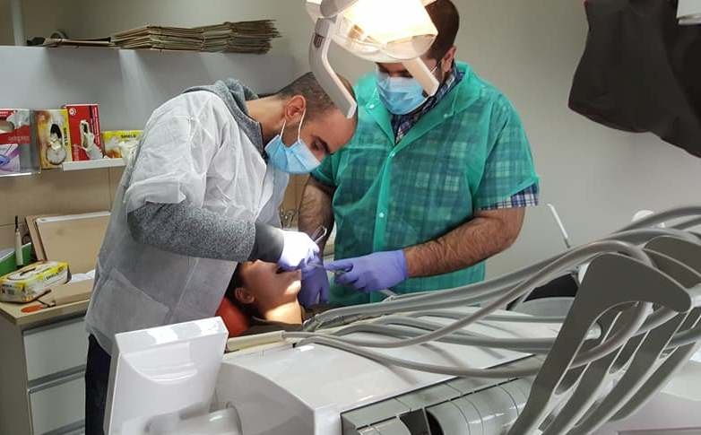 لفتة انسانية: علاجات مجانية لمرضى محتاجين خلال دورات جمعية اطباء الأسنان العرب-1