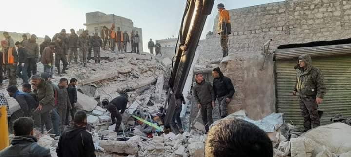 قتلى وجرحى جراء سقوط مبنى سكني مأهول في حلب بسوريا-0