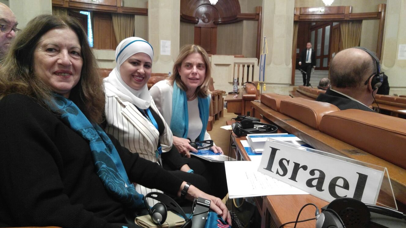 نساء يصنعن السلام تحصل على جائزة العام، والناشطة منار أبو دحل تلقي خطابًا بالبرلمان الروماني-2