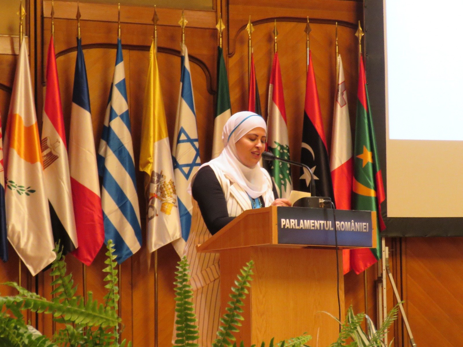 نساء يصنعن السلام تحصل على جائزة العام، والناشطة منار أبو دحل تلقي خطابًا بالبرلمان الروماني-3