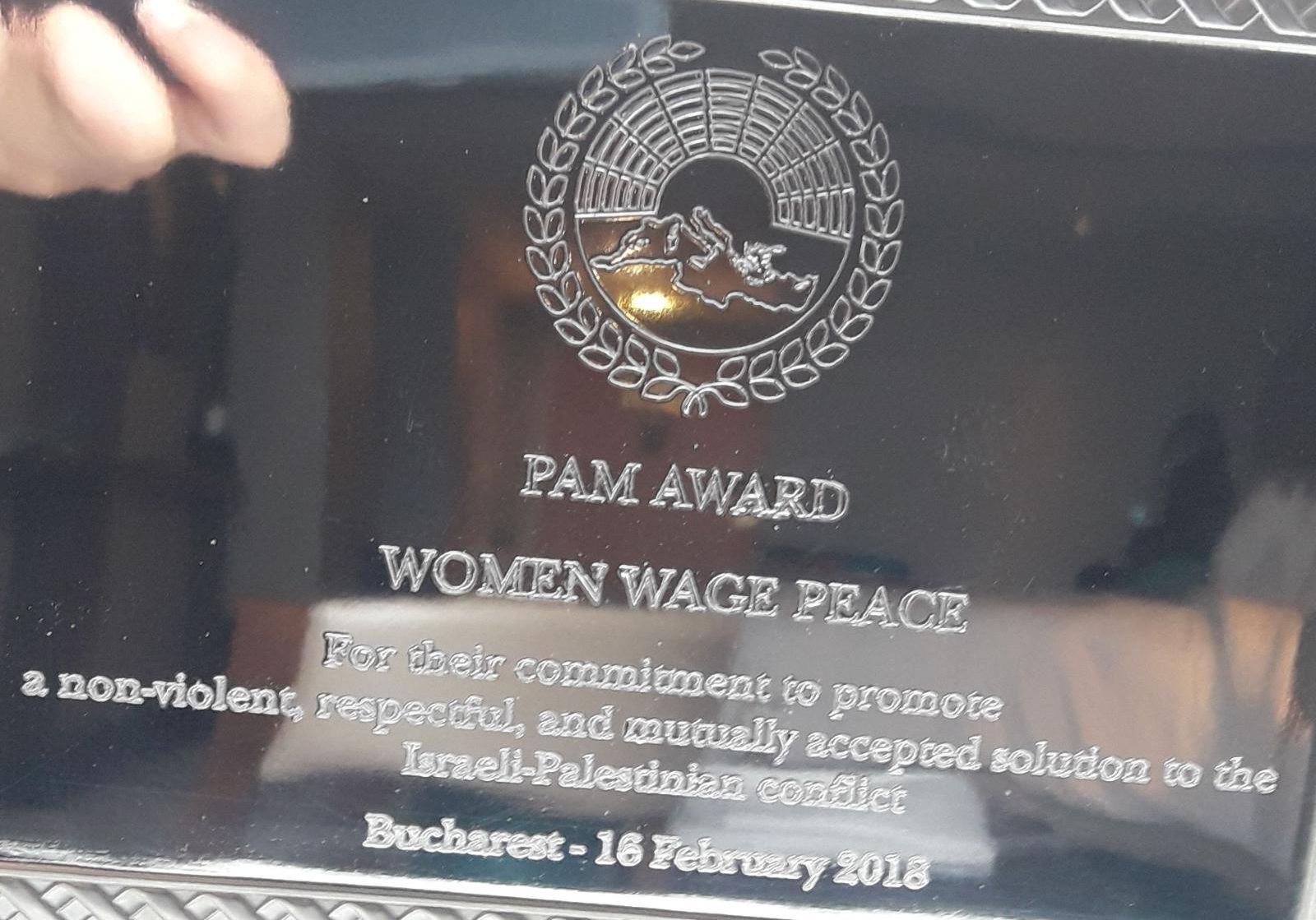 نساء يصنعن السلام تحصل على جائزة العام، والناشطة منار أبو دحل تلقي خطابًا بالبرلمان الروماني-5