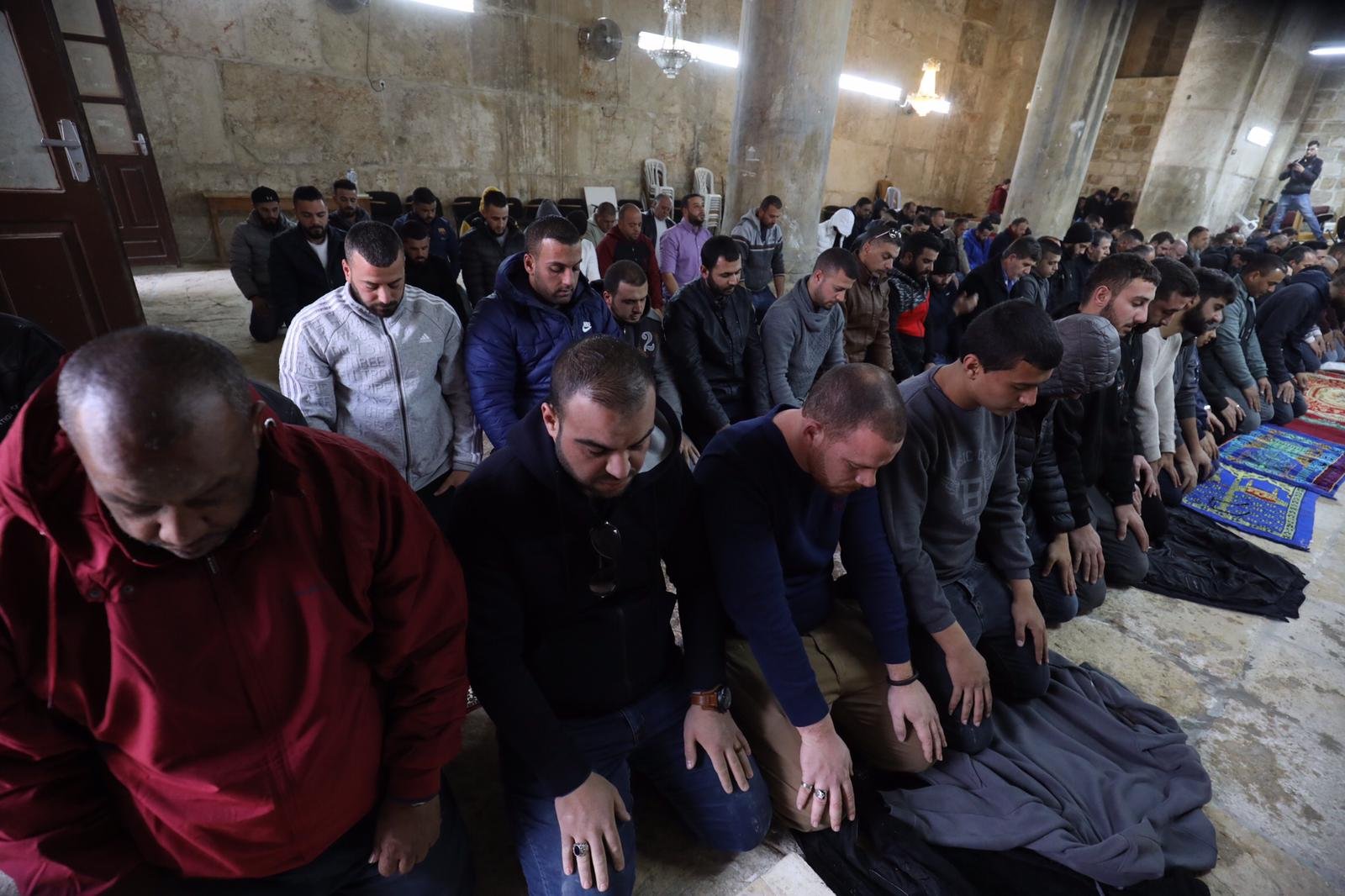 القدس: المصلون يفتحون باب مصلى الرحمة بعد اغلاقه منذ 2003 وسط هتافات التكبير-1