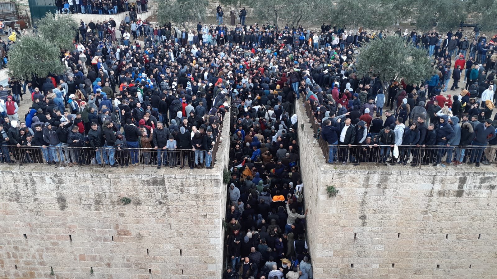 القدس: المصلون يفتحون باب مصلى الرحمة بعد اغلاقه منذ 2003 وسط هتافات التكبير-2