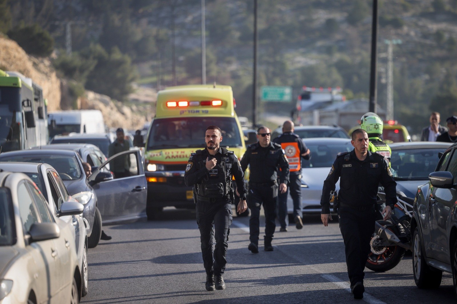 قتيل و 9 مصابين بعملية قرب القدس .. وإطلاق نار على المنفذين-1