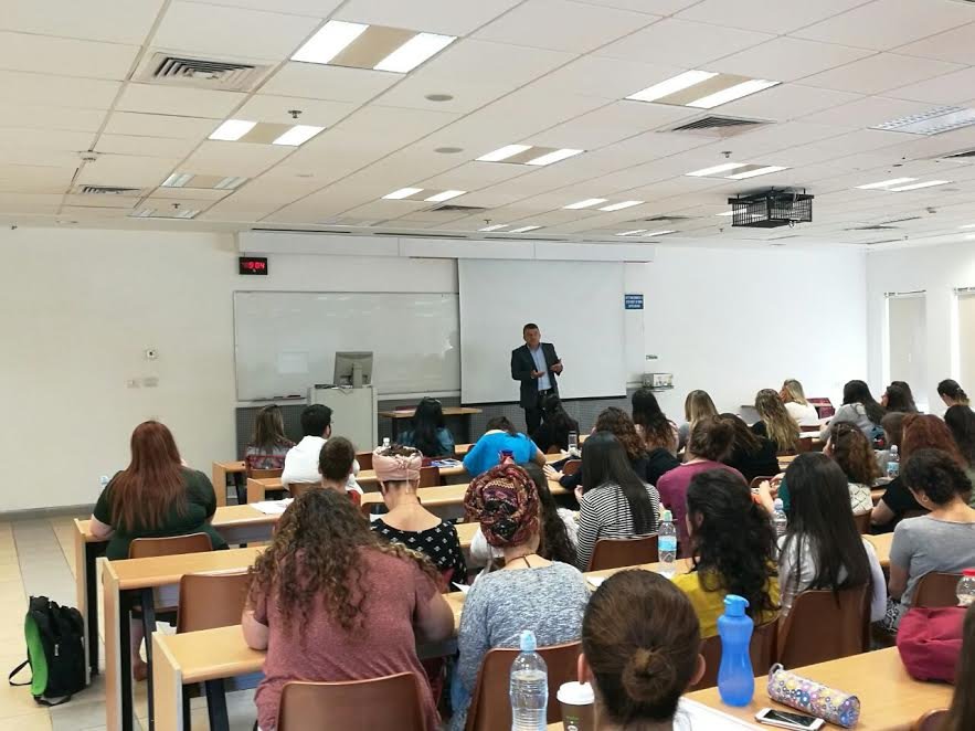 كلية تل-حاي الأكاديمية تستضيف النائب د. يوسف جبارين وطرح قضايا الطلاب العرب-0