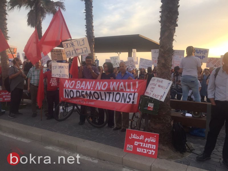 تظاهرة أمام السفارة الأمريكية بتل أبيب ضد سياسات ترامب وانحيازه لإسرائيل-0