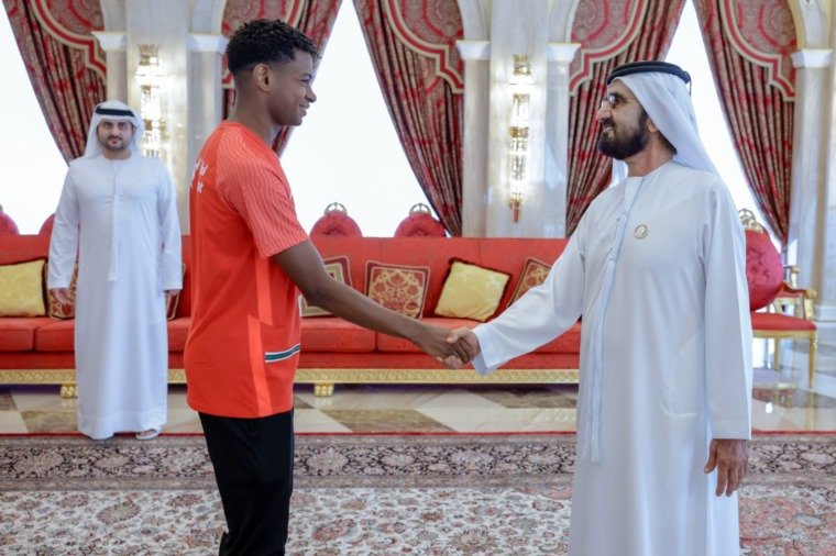 محمد بن راشد يستقبل فريق شباب الأهلي-1