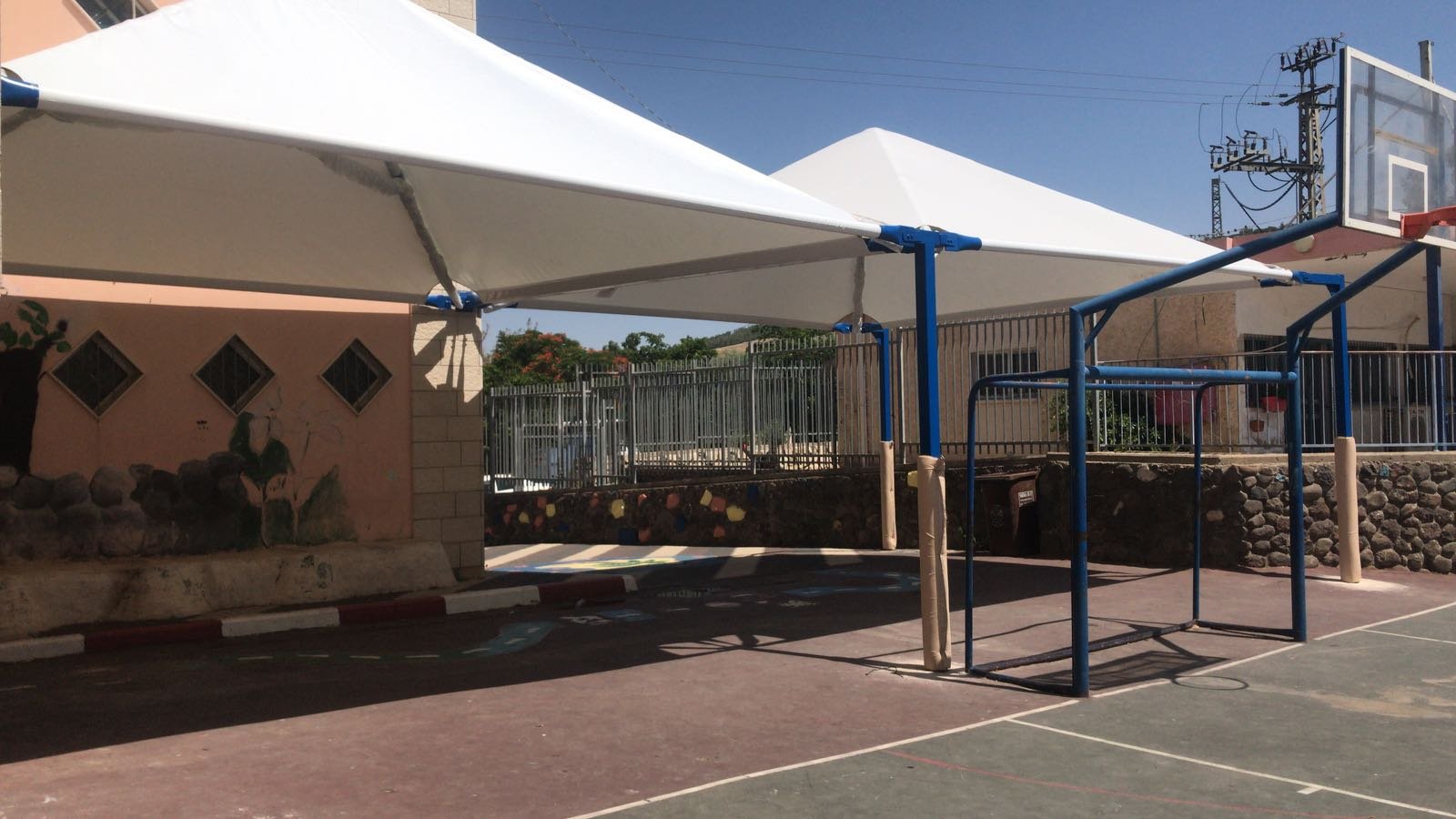 بستان المرج: تركيب مظلات في ساحات المدارس قبيل بدء المخيمات والبرامج الصيفية-3