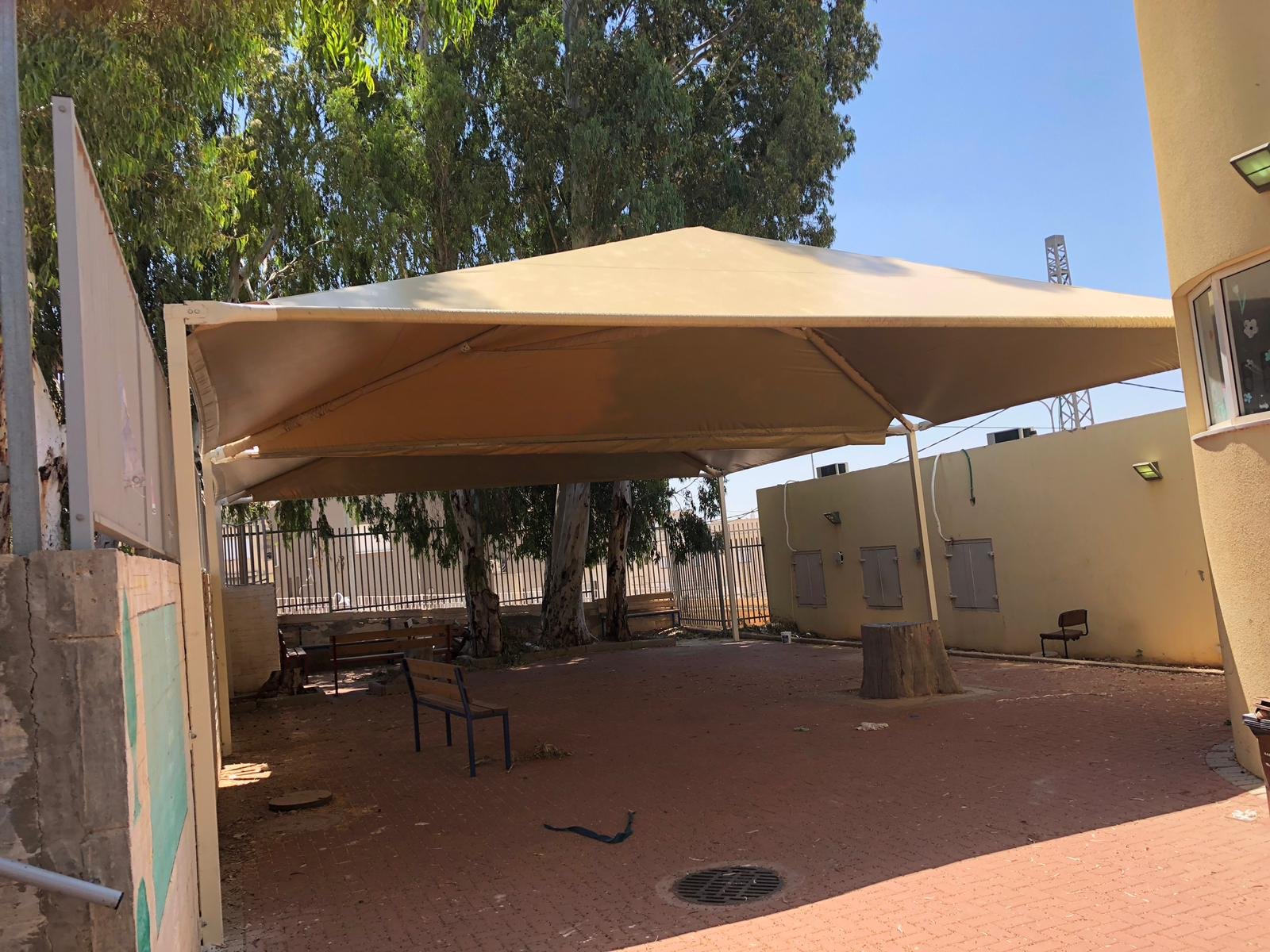 بستان المرج: تركيب مظلات في ساحات المدارس قبيل بدء المخيمات والبرامج الصيفية-9