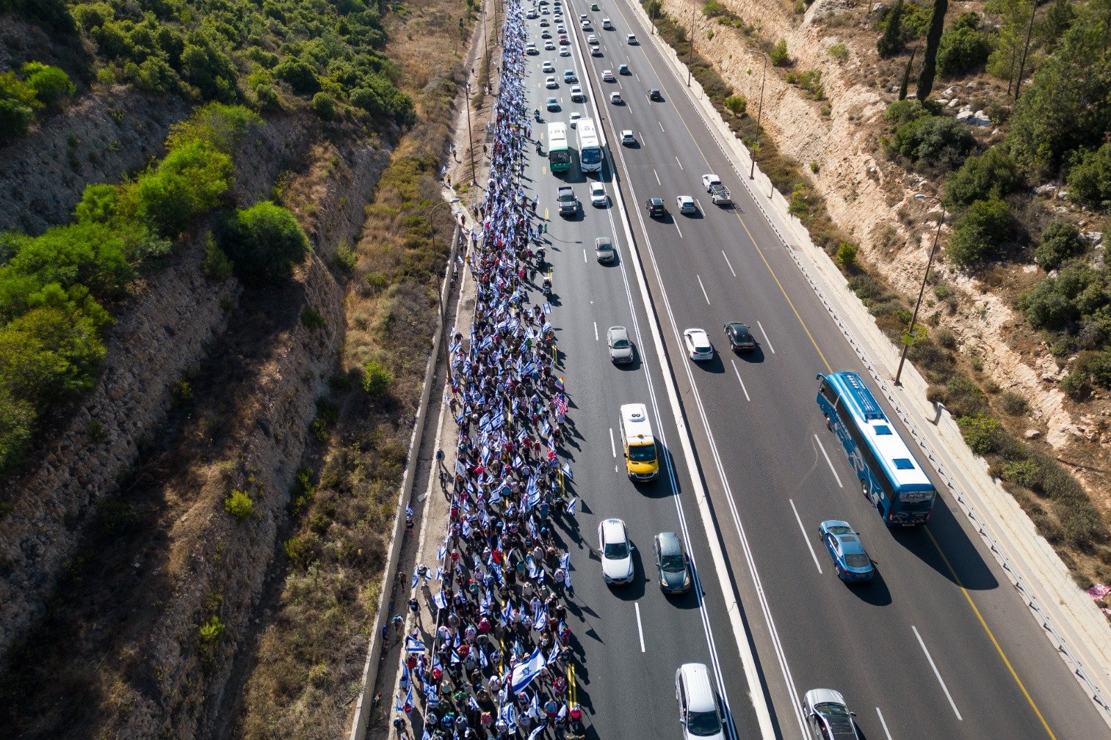 مسيرة إسرائيلية ضد حكومة نتنياهو تواصل المسير منذ 30 ساعة-1