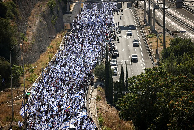 85 ألف متظاهر أمام الكنيست، و 100 ألف متظاهر في تل أبيب ضد مخطط إضعاف القضاء-0