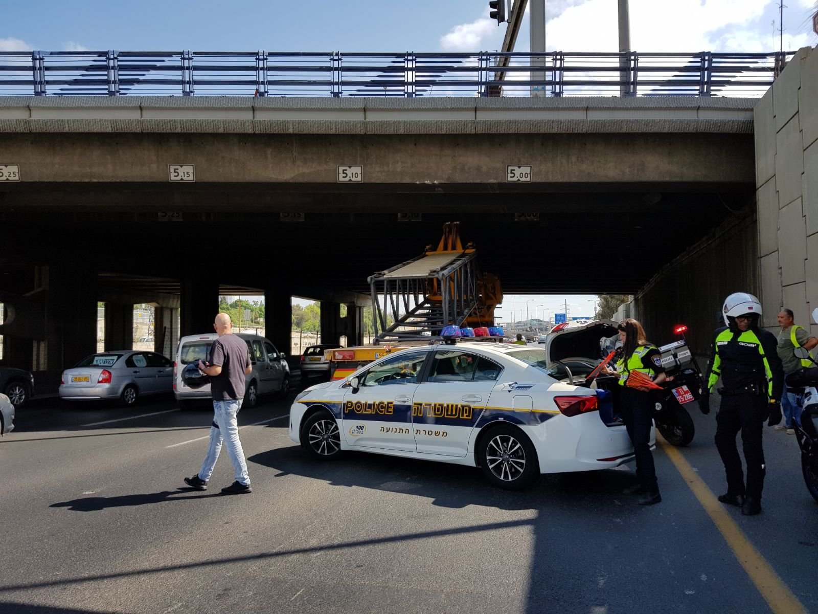 للمرة الثالثة خلال اسبوع: اصطدام شاحنة بجسر في تل ابيب-0