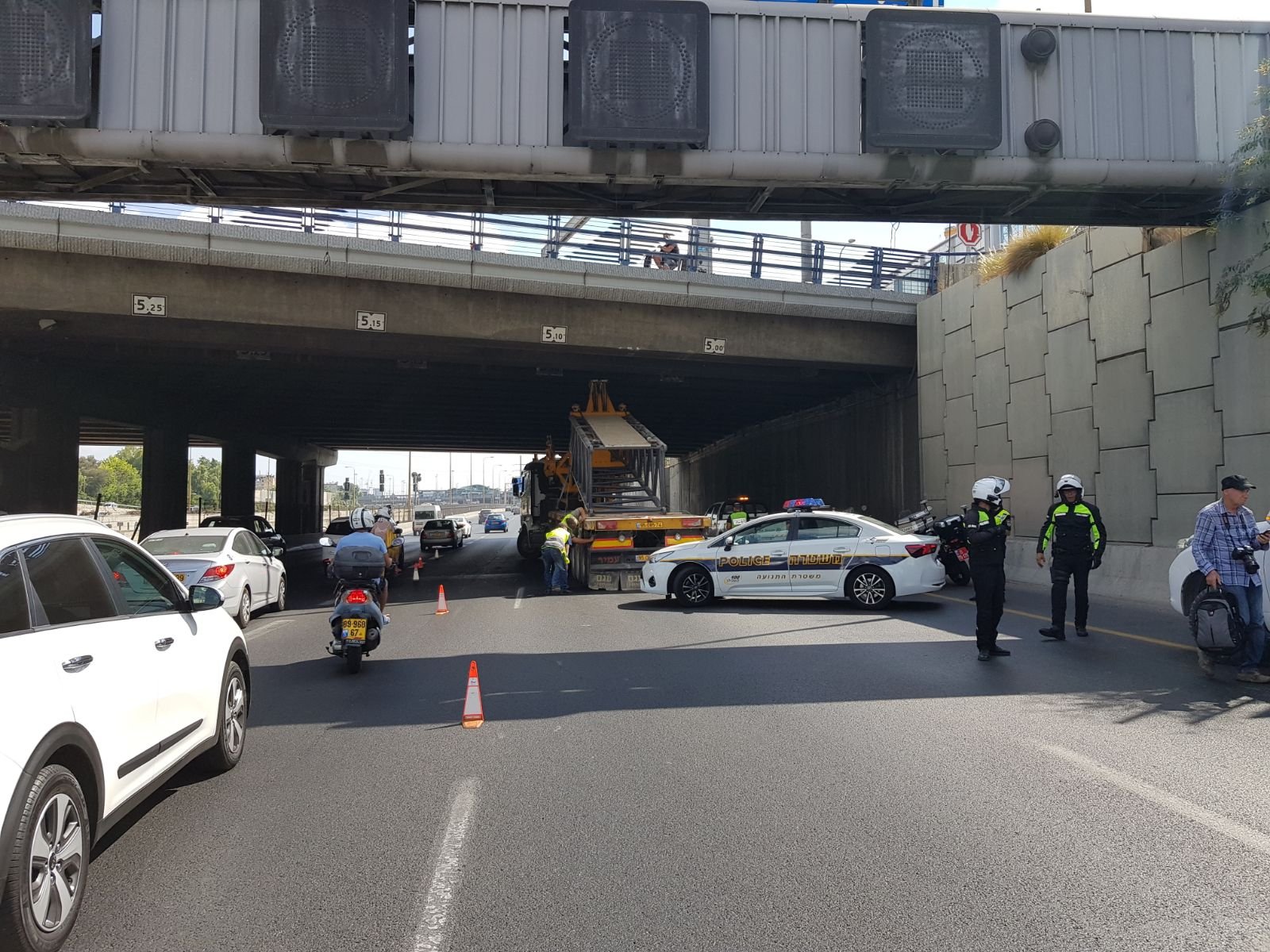 للمرة الثالثة خلال اسبوع: اصطدام شاحنة بجسر في تل ابيب-2