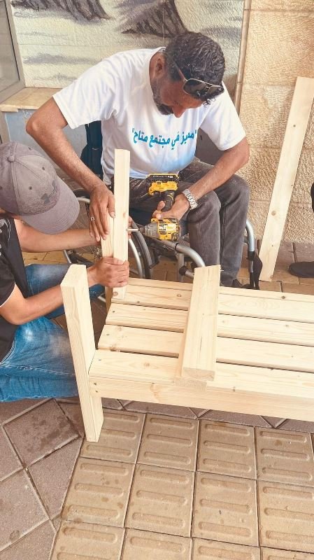ذوي الاحتياجات الخاصة يتبرعون بمقاعد خشبية لراحة السكان-2
