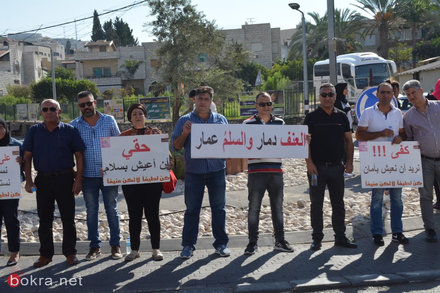 الرينة: موظفو وأعضاء المجلس يتظاهرون احتجاجًا على الاعتداء على زميلهم-3