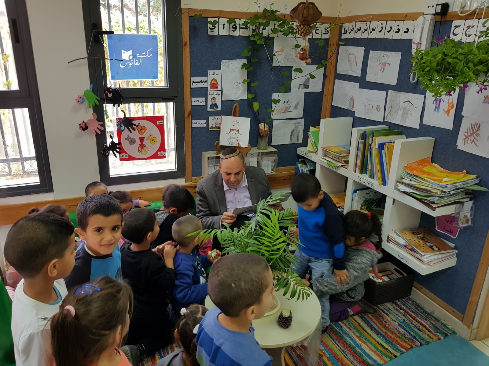  رئيس بلدية اللد يائير رفيفو يسرد للأطفال العرب قصة عن أهمية الحفاظ على البيئة-4