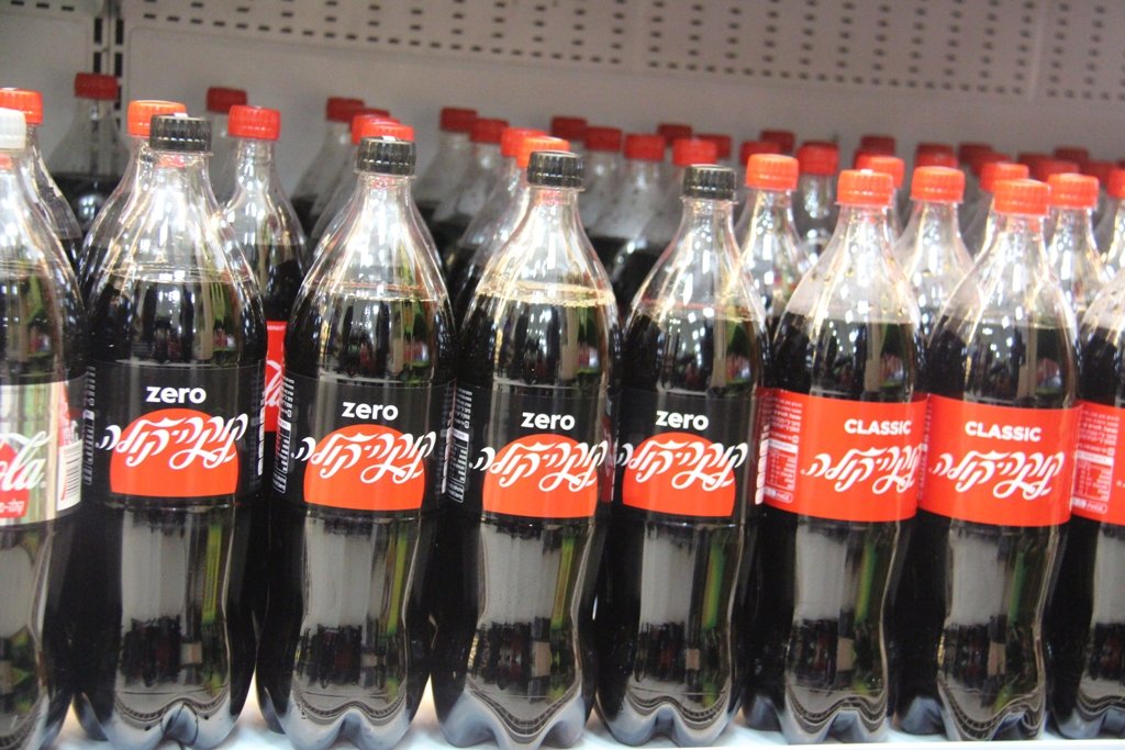 خطوة كوكا-كولا العالمية تصل لأول مرة الى البلاد: جميع مشروبات عائلة كوكا-كولا بمظهر جديد، دون أي تغيير في طعمة المشروبات-0