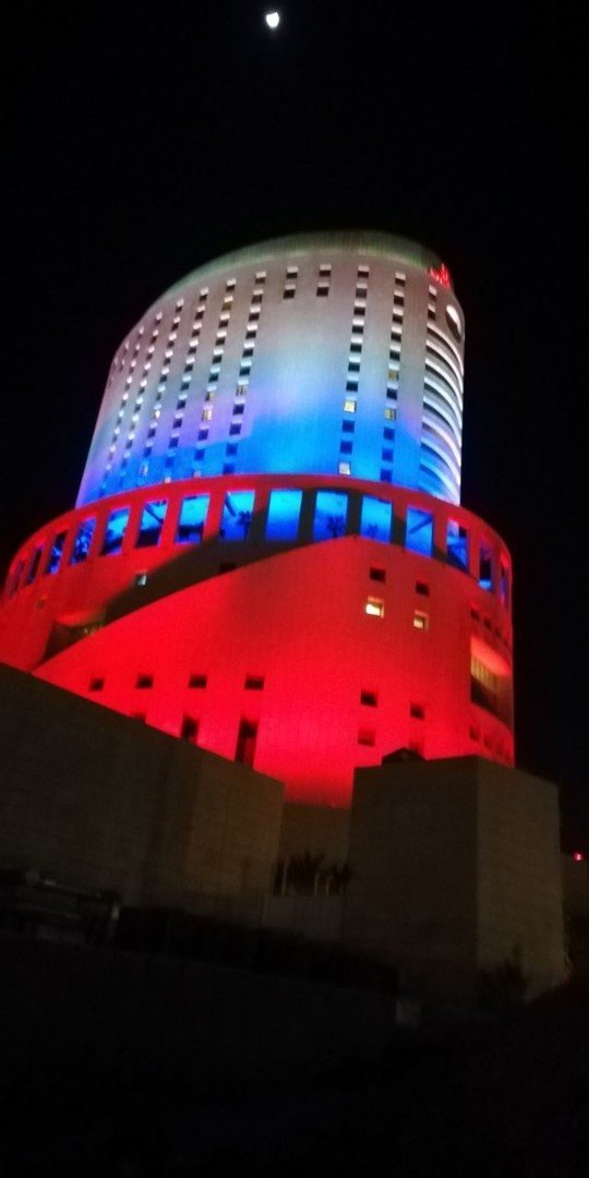 فندق وسط الأردن يكتسي بألوان العلم الروسي-0