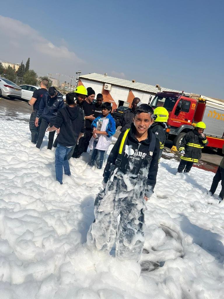 طلاب الجماهيري شقيب السلام في محطة الإطفاء المركزية في بئر السبع-0