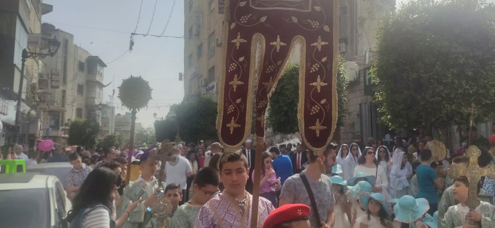 المسيحيون في رام الله يحتفلون بوصول النور العظيم من كنيسة القيامة-11