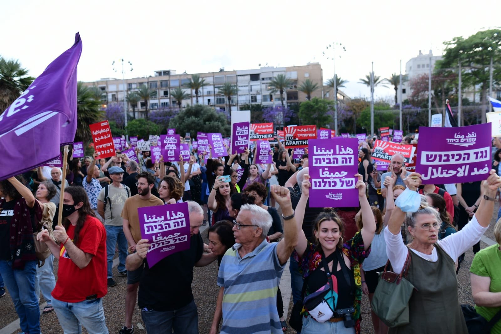 أصداء واسعة للمظاهرة الضخمة من أجل السلام التي أقيمت بمبادرة "نقف معًا" في تل أبيب-4