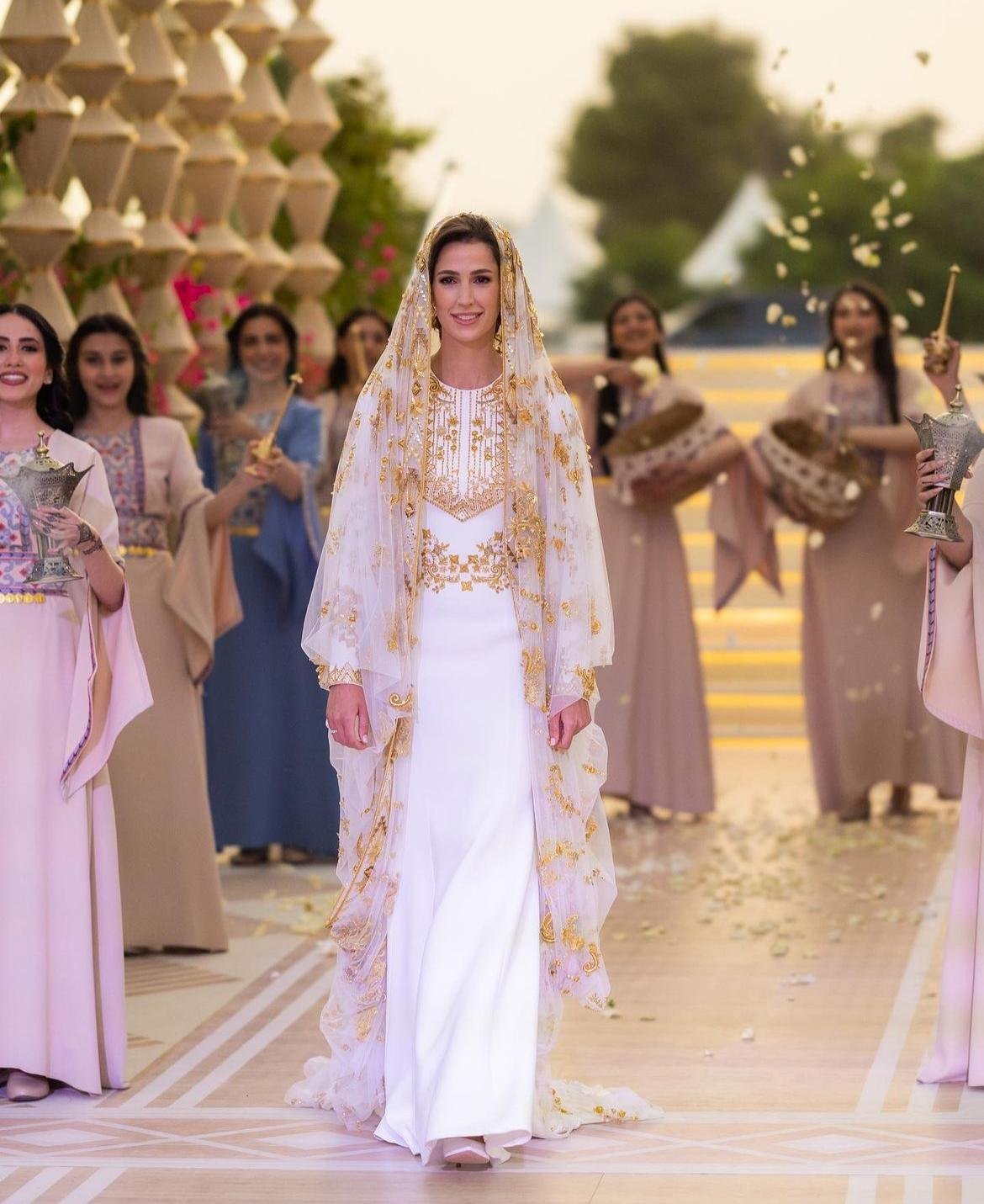 الأردن: الملكة رانية تشارك مجموعة صور من حفل حناء رجوة خطيبة الأمير حسين-0