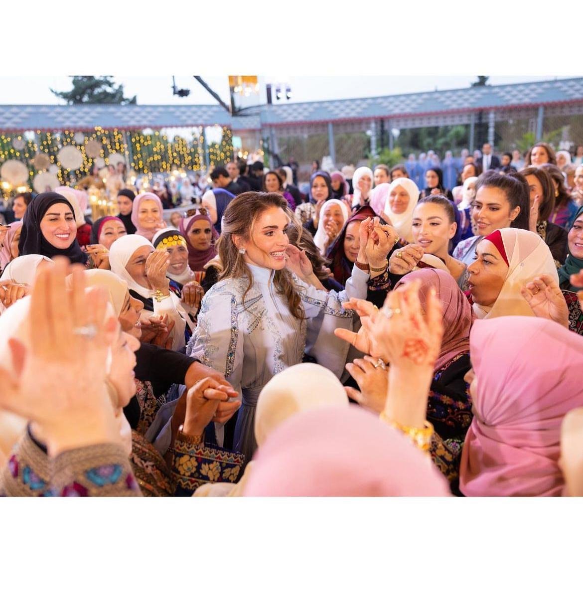 الأردن: الملكة رانية تشارك مجموعة صور من حفل حناء رجوة خطيبة الأمير حسين-6