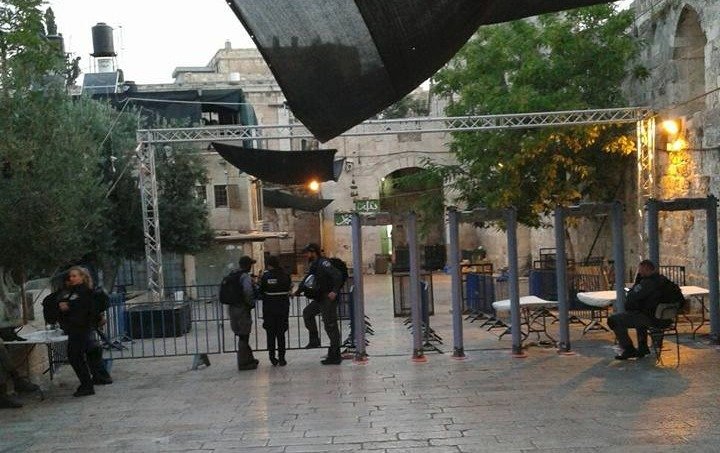 إسرائيل تركّب كاميرات وأعمدة عند مداخل الأقصى كبديل للبوابات الالكترونية .. المصلون يرفضون-1