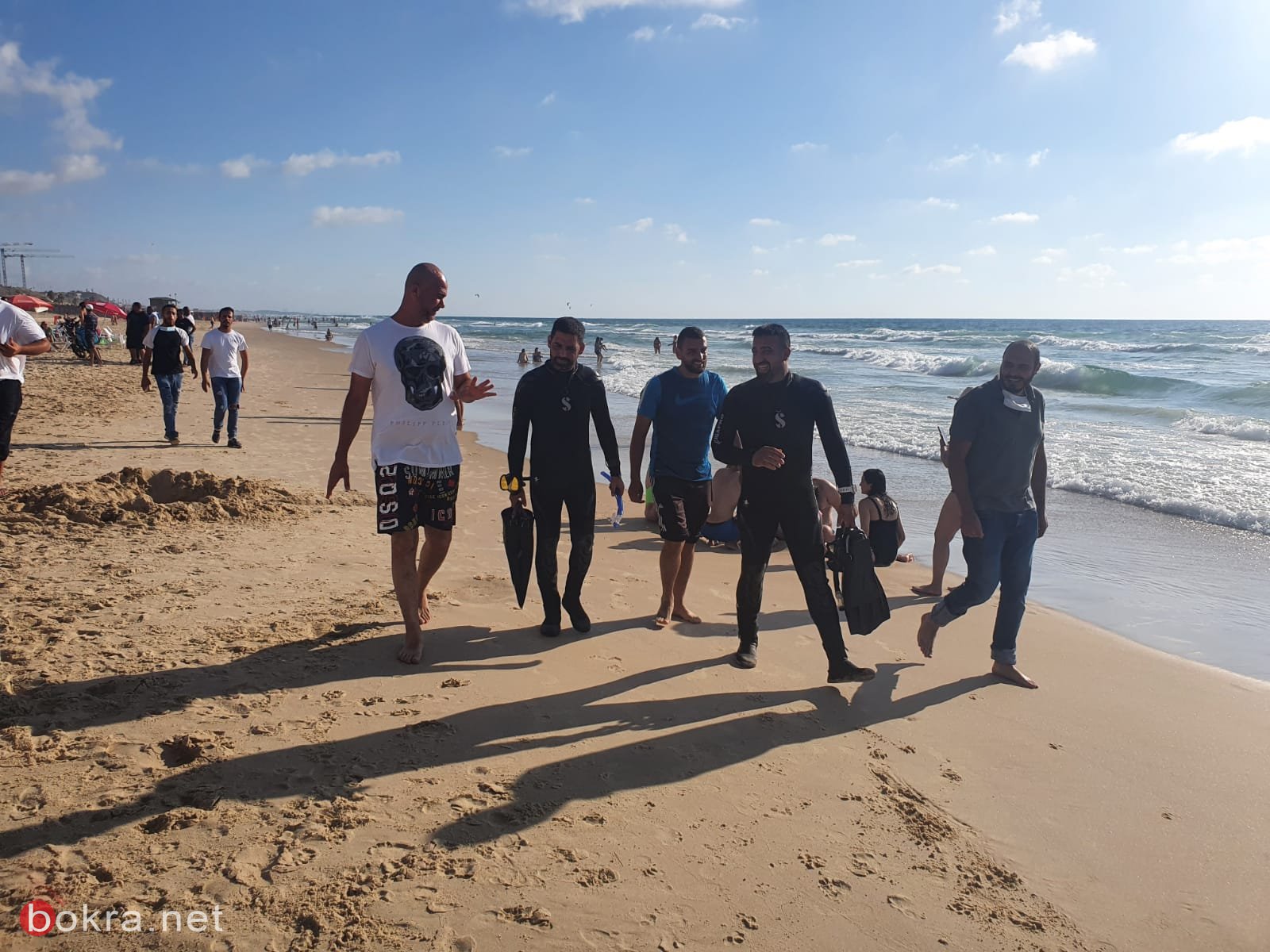 عشرات الشبان الان متواجدون أمام ساحل شاطئ (بات يام) للعثور على الشاب المفقود.-2