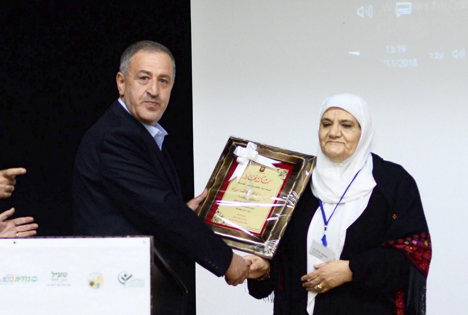مازن عدوي رئيس مجلس طرعان المحلي يكرم المربية فاطمة سلايمة خلال مؤتمر المساواة الصحية-5