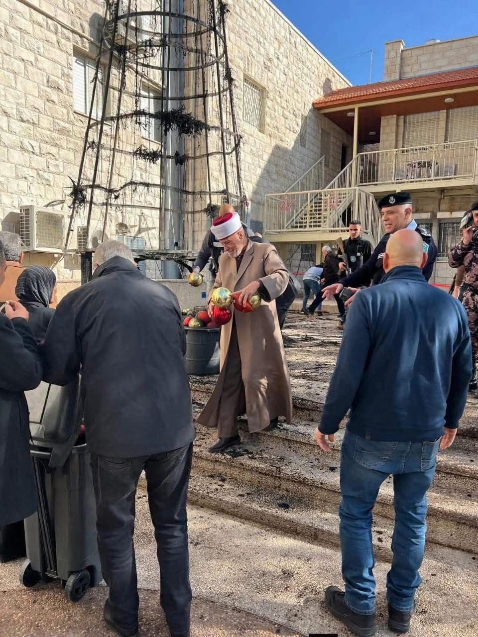 جنين: مسلمون ومسيحيون يرمّمون شجرة الميلاد ردًا على احراقها "محاولة خبيثة لزرع الفتنة"-0