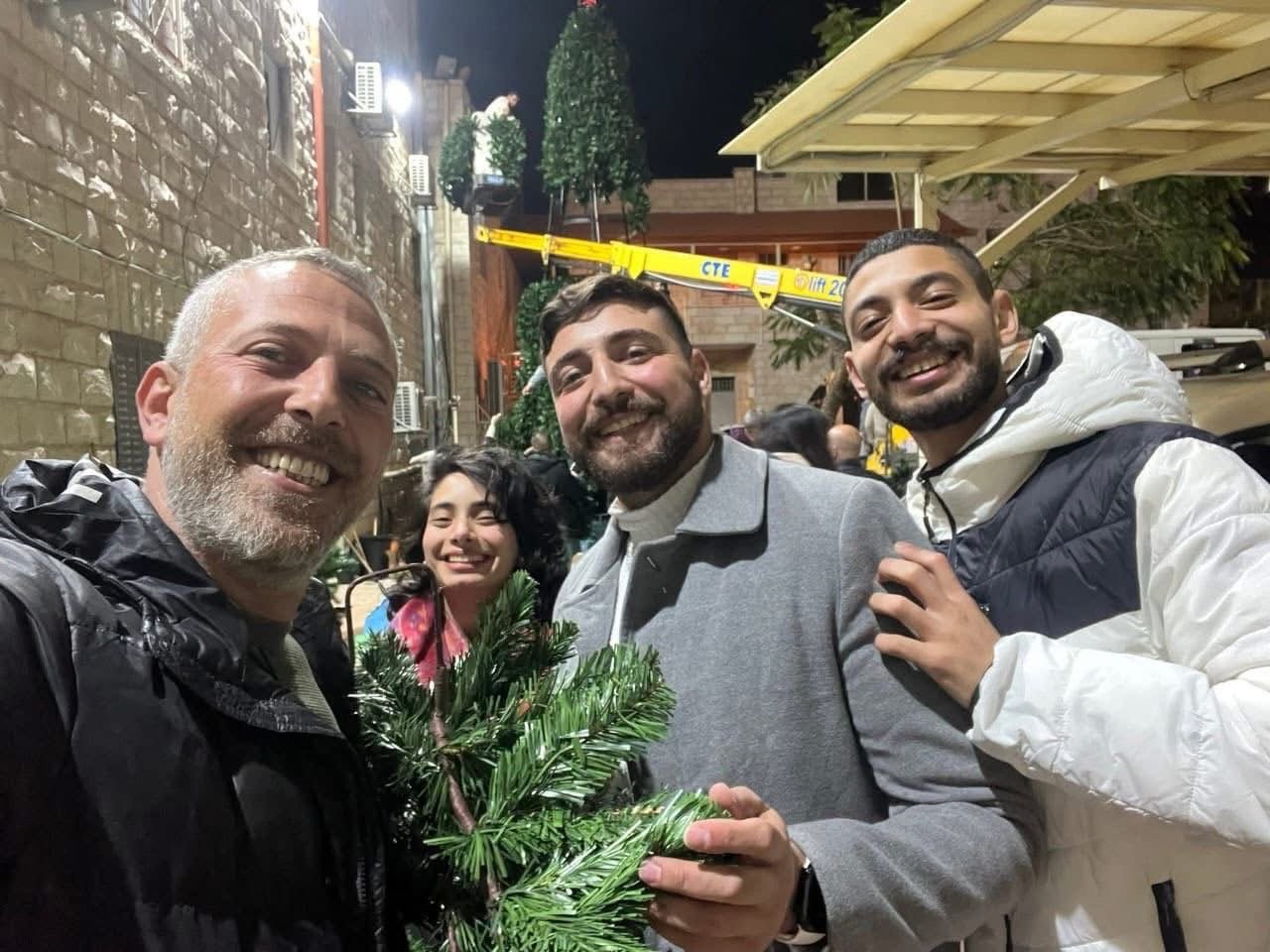 جنين: مسلمون ومسيحيون يرمّمون شجرة الميلاد ردًا على احراقها "محاولة خبيثة لزرع الفتنة"-1