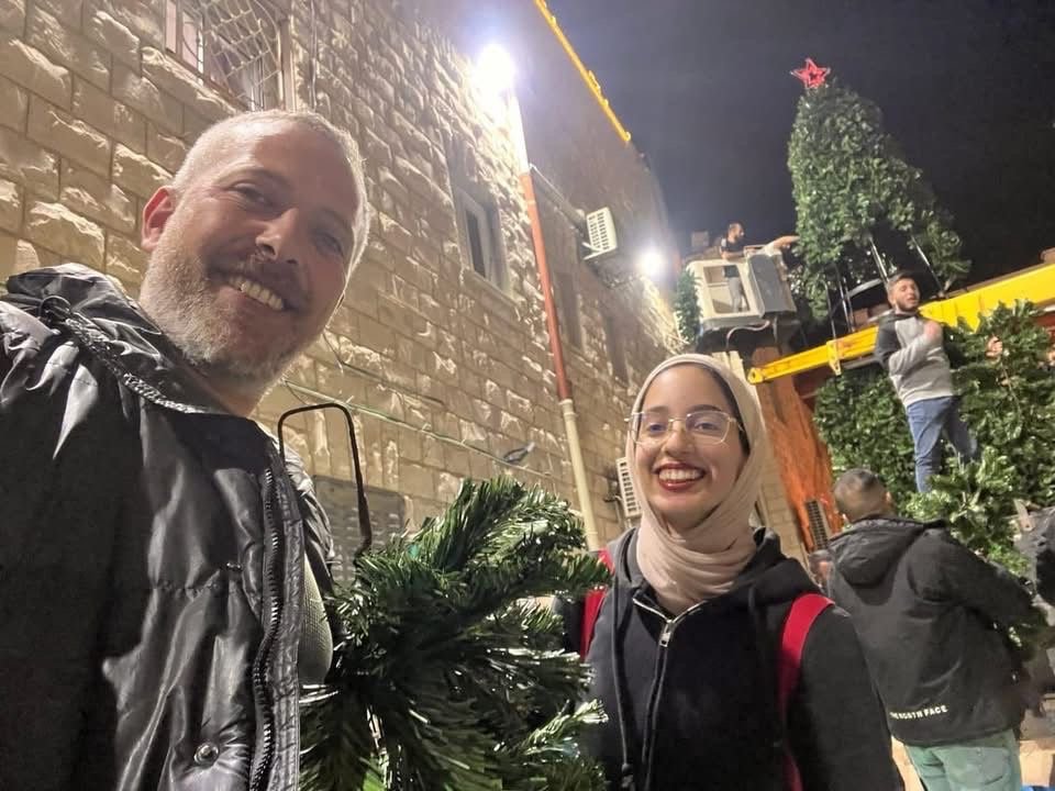 جنين: مسلمون ومسيحيون يرمّمون شجرة الميلاد ردًا على احراقها "محاولة خبيثة لزرع الفتنة"-2