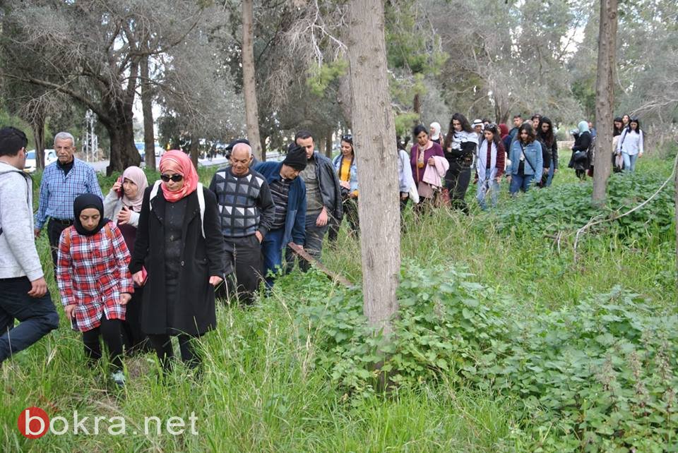العشرات يشاركون في جولة جمعية الدفاع عن حقوق المهجرين في قرية عمواس المهجرة-17