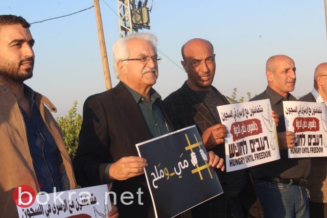 العشرات يتظاهرون قرب مدخل كفر كنا تضامنًا مع الأسرى-32