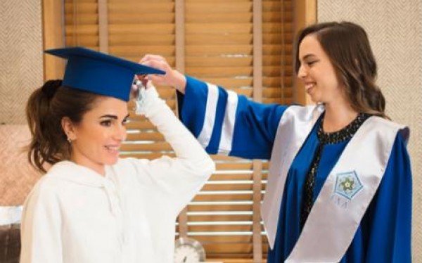 الملكة رانيا تحتفل بتخرج الأميرة سلمى-1