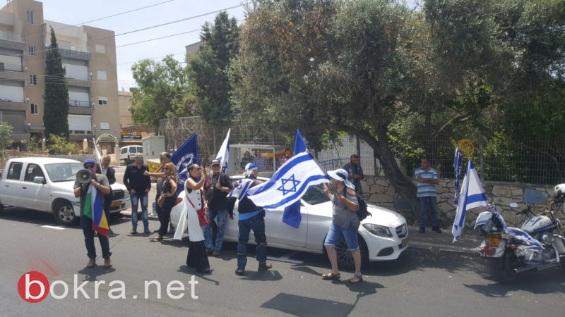 اليمين المتطرف يتظاهر قبالة بيت النائب أيمن عودة في حيفا-1