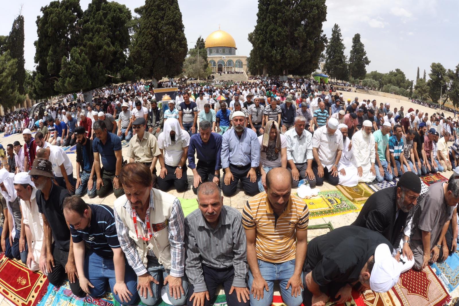  القدس: اكثر من 100 الف مصل يؤدون الجمعة الثالثة من رمضان في الاقصى-1