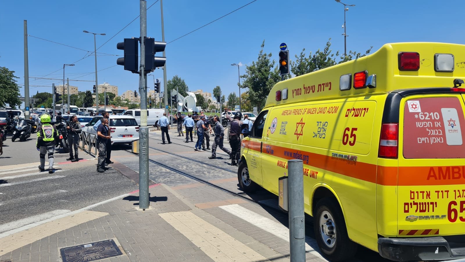 عملية طعن في القدس: إصابة جندي وشاب .. وإطلاق نار على المنفذ-1