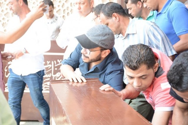 النجمات يجهشن بالبكاء في جنازة عمرو سمير-11