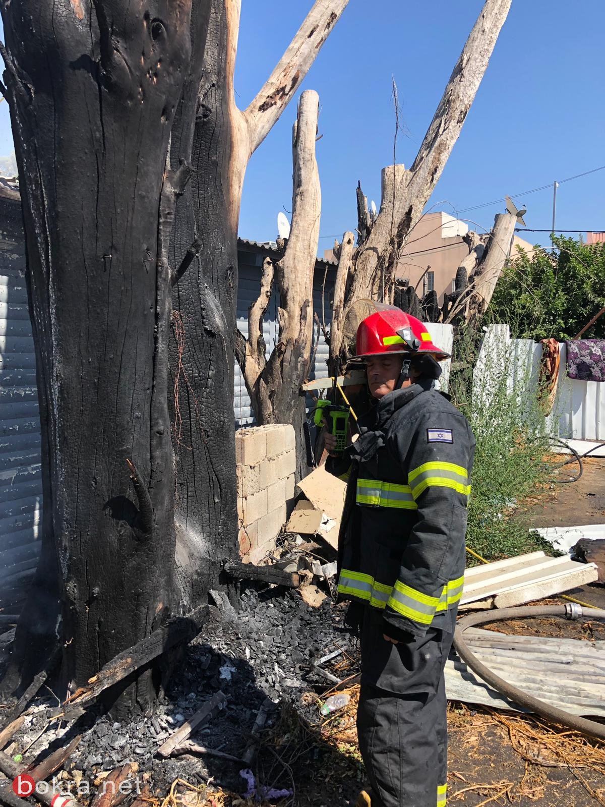 اللد: اندلاع حريق في خردة واشجار بين منازل سكنية-4
