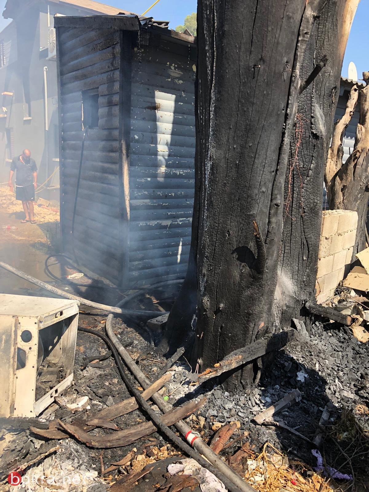 اللد: اندلاع حريق في خردة واشجار بين منازل سكنية-5