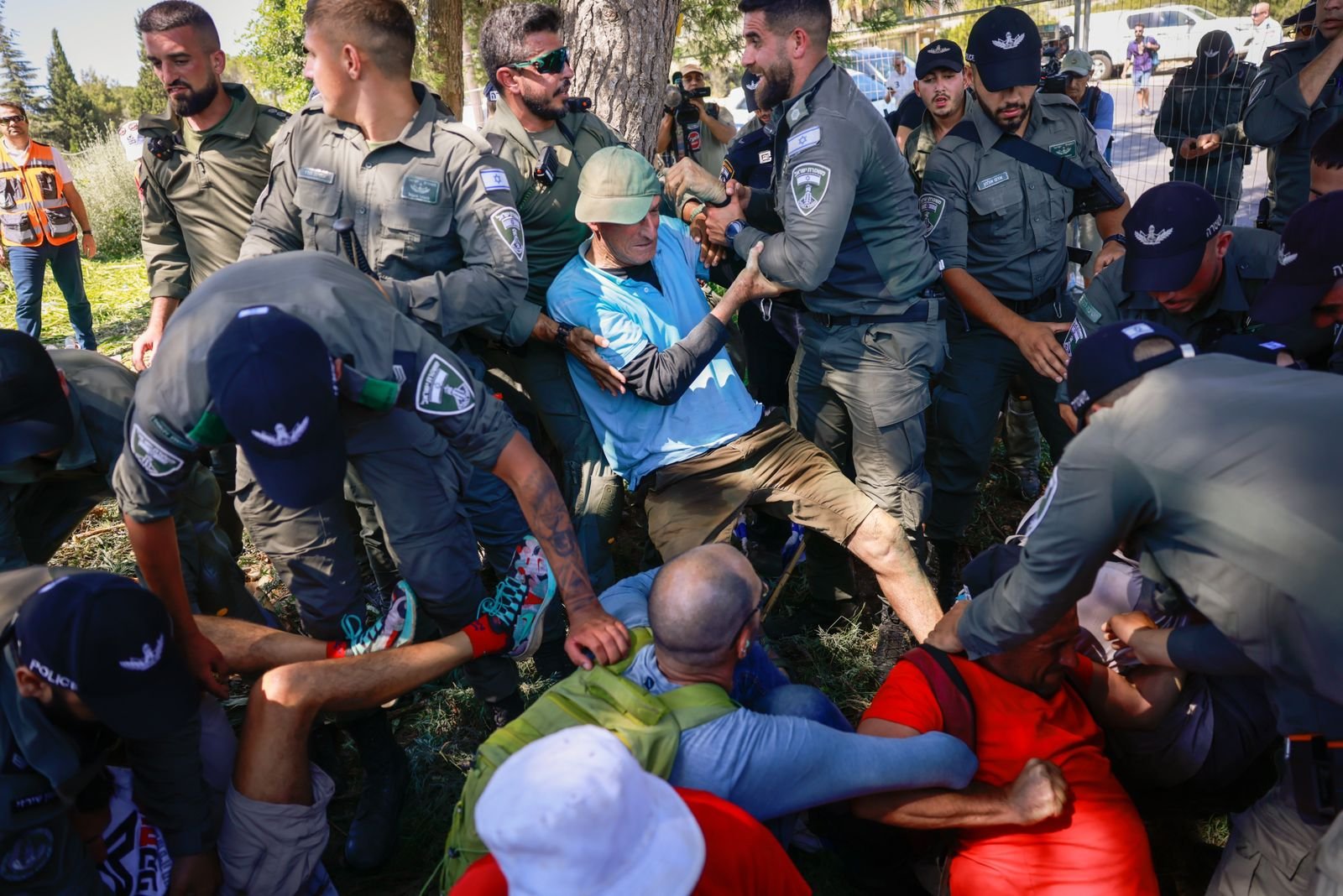 مواجهات في القدس: الشرطة تنفذ إعتقالات وتهاجم المتظاهرين-2