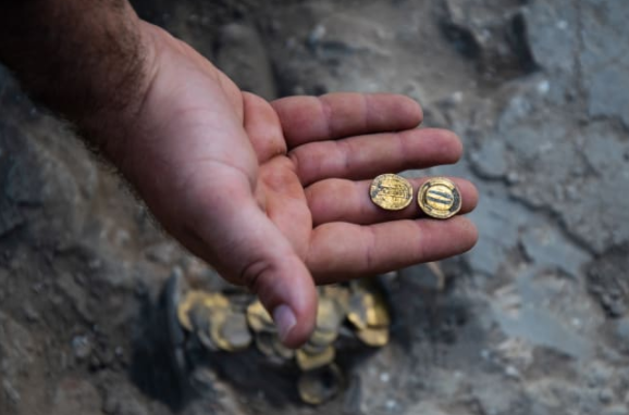 العثور على 425 قطعة نقدية ذهبية من زمن الدولة العباسية في مركز البلاد-0