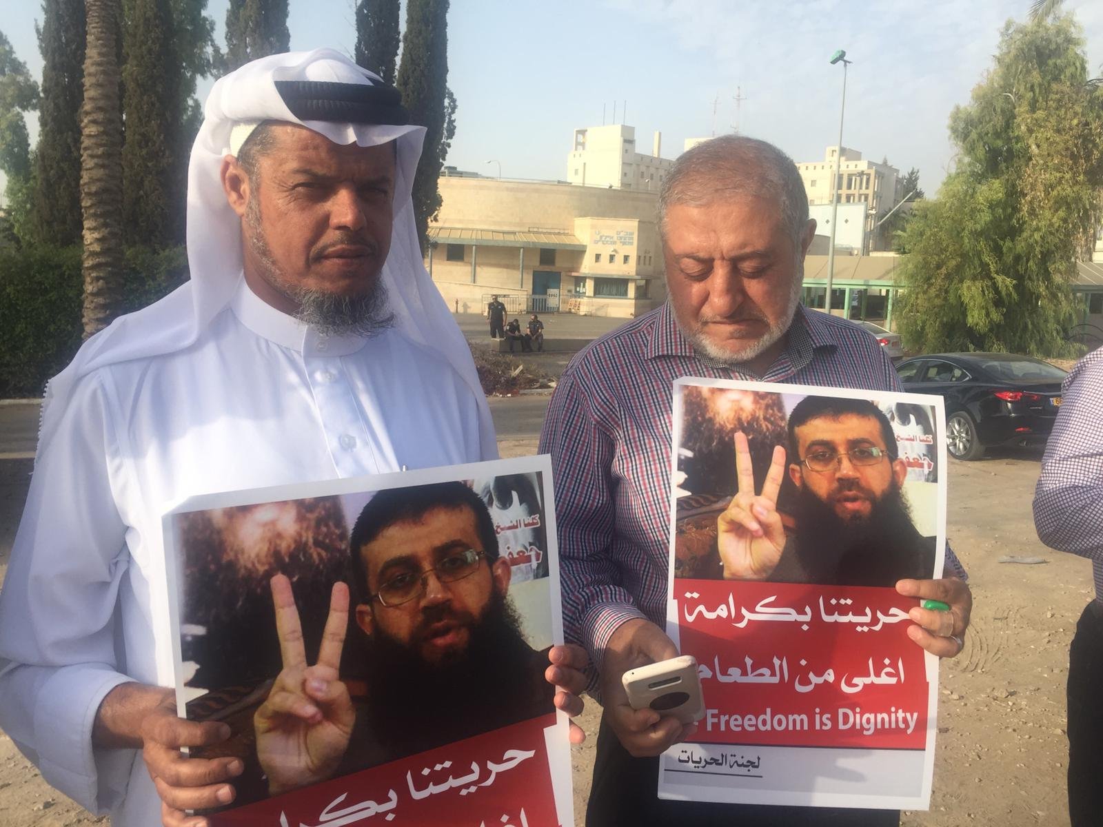 قيادات فلسطينية تتظاهر دعمًا للأسير خضر عدنان-2