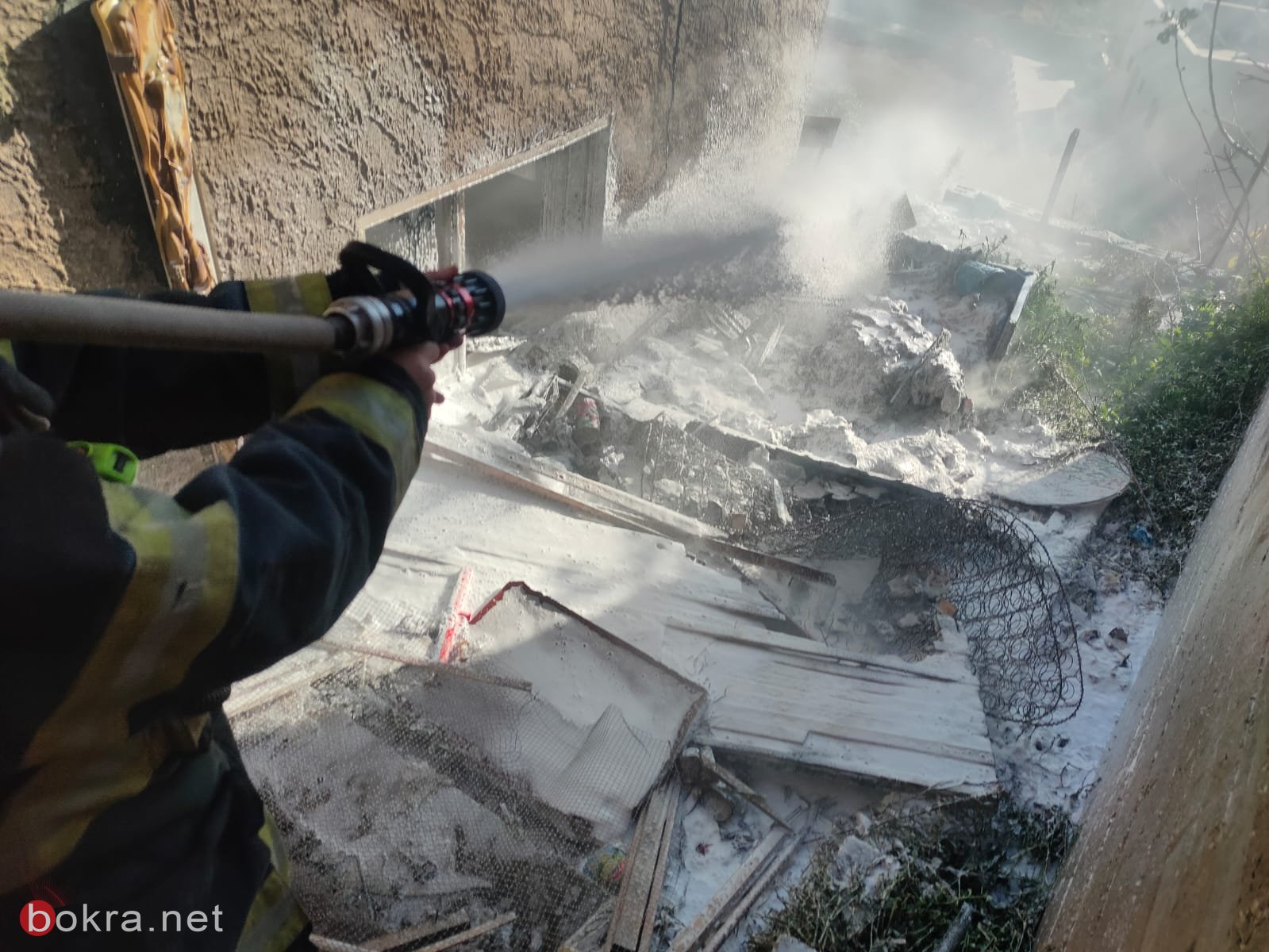 عسفيا: اندلاع حريق في أكوام نفايات يشكل خطرا على منازل-1